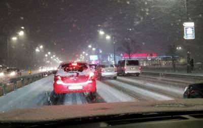 На дорогах Киева образовались пробки из-за снегопада