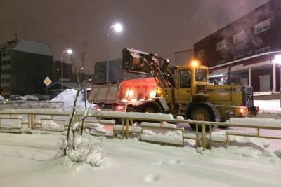 Подрядчик вывозит снег с улиц карельской столицы