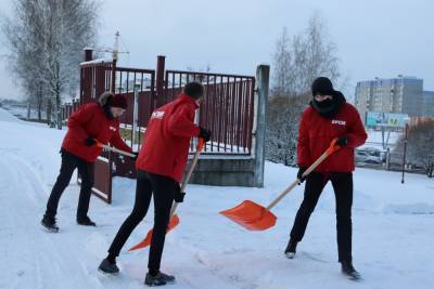 Челлендж «Уберем снег вместе». Волонтеры БРСМ пришли на помощь ветерану и медикам
