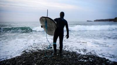 Забавы не для слабаков: серфингисты под Петербургом ловили волну при минус 12