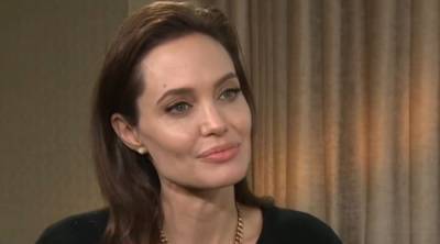Сочная Анджелина Джоли заворожила игривой позой в пижамке: "Баловница"