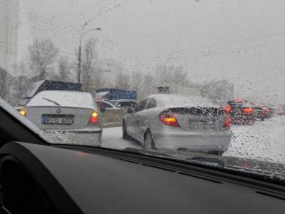 Снегопад в Киеве: на дорогах произошло уже более 150 ДТП