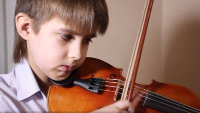 Замечательный сосед: в Челябинске на девятилетнего музыканта пожаловались в полицию