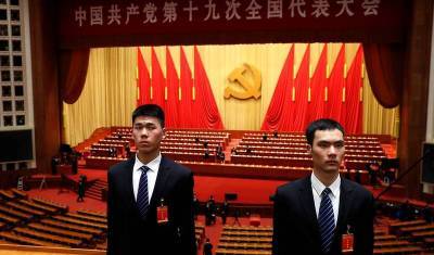 В США объявили о визовых ограничениях для членов компартии Китая