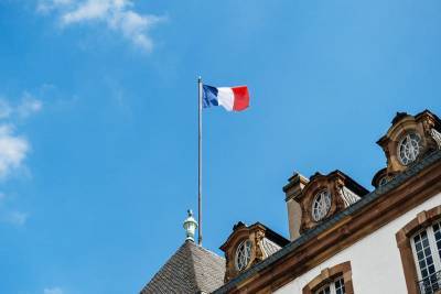 Правительство Франции вводит комендантский час до февраля