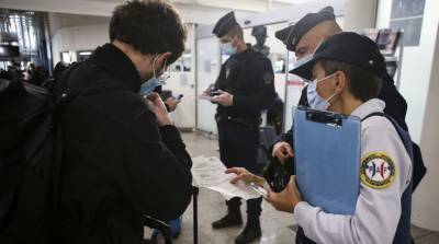 Во Франции вводят комендантский час и карантин для въезжающих
