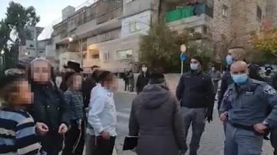 Видео: ортодоксы забросали камнями полицейских в Иерусалиме