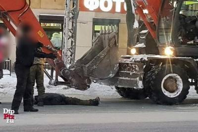 Невнимательность и последствия: экскаватор сбил пешехода в столице Карелии. Видео