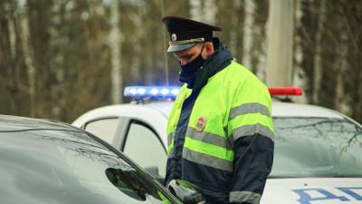 Полицейские спасли замерзающего дальнобойщика в Костромской области