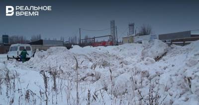 В Альметьевске предприятие незаконно сбрасывало грязный снег на берегу реки