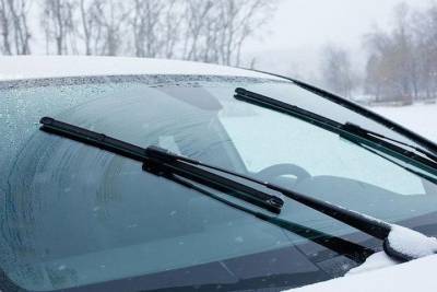 Германия: Очищать лобовое стекло от снега при работающем двигателе — запрещено