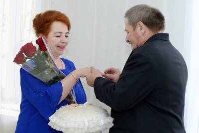 Пара из Читы поженилась спустя 40 лет после знакомства, найдя друг друга в соцсетях