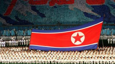 КНДР провела парад с демонстрацией "самого мощного в мире оружия"