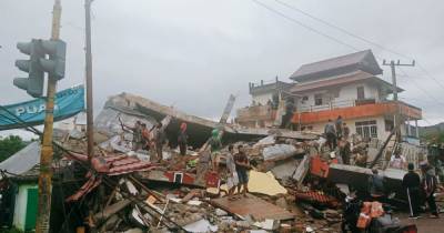 В Индонезии в результате мощного землетрясения погибли семь человек, еще сотни пострадали