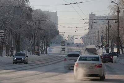 В Екатеринбурге из-за снегопада — многокилометровые пробки и десяток аварий