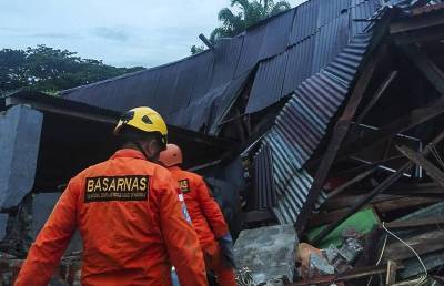26 человек погибли и 600 пострадали из-за серии землетрясений в Индонезии