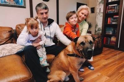 Пса Грея, которого бросили у ветклиники, забрала семья из Челябинска