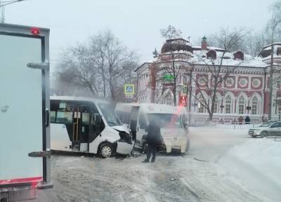 В центре Ульяновска столкнулись две маршрутки с пассажирами