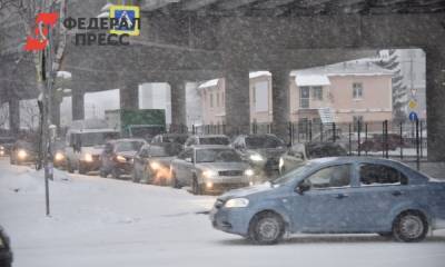 Из-за снегопада на дорогах Екатеринбурга появились гигантские пробки
