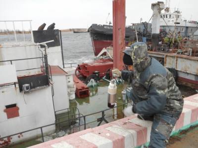 Под Астраханью разлились нефтепродукты с затонувшего судна