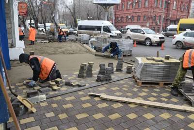 В Астрахани на улице Анри Барбюса обновляют пешеходные дорожки