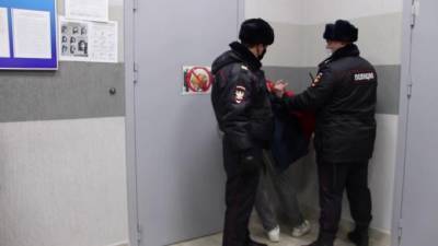 У мужчины нашли два пакетика с наркотиками при осмотре на Московском вокзале