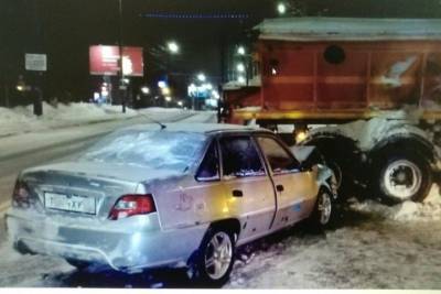 Снегоуборочный «Камаз» протаранил легковушку в Саратове, есть пострадавшие