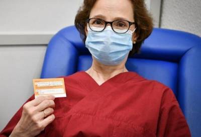 Вакцинация: жена президента Латвии показала пример и привилась