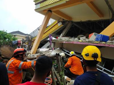 Мощное землетрясение в Индонезии: есть погибшие, сотни пострадавших