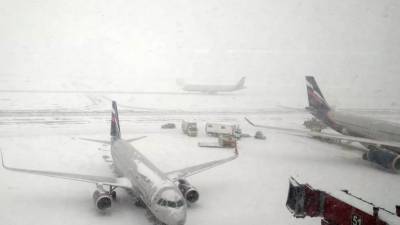 В Краснодаре из-за сильного снегопада закрыли аэропорт