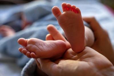 В Москве младенец умер в реанимации после того, как няня уронила его в раковину
