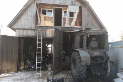Пожар в Хиславичах: выгорел трактор, оплавился квадроцикл