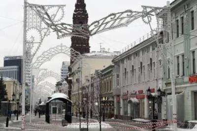 Снегопад в Казани повалил новогоднюю инсталляцию на Баумана