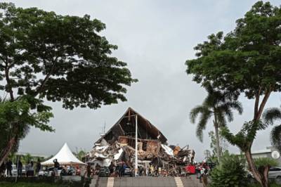 Сотни раненых и тысячи эвакуированных: в Индонезии ночью произошло сильное землетрясение (фото и видео)