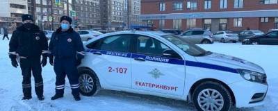 В Екатеринбурге полицейские подобрали на остановке замерзающую девочку