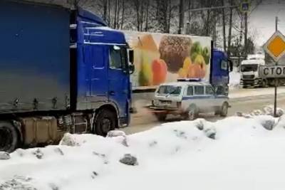 В Костроме машина ДТП взяла на прицеп грузовую фуру