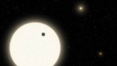 Астрономы открыли газовую планету с тремя солнцами