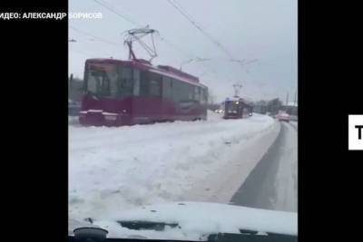 В Казани на проспекте Ямашева из-за снегопада встали трамваи