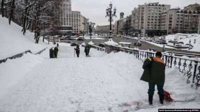 В Киеве против гололедицы использовали почти 4 тысячи тонн реагентов