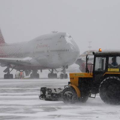 Сильный снегопад нарушил работу краснодарского аэропорта
