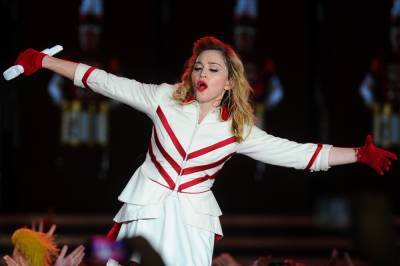 "Ждём, когда наденет": Мадонна заказала куртку и костюм российского производства