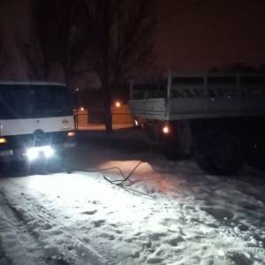 В Запорожской области вытащили два автомобиля из снежного плена