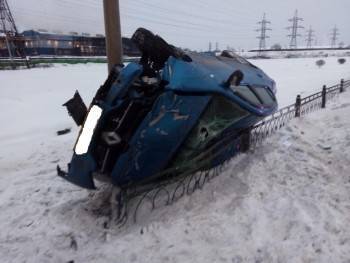 На Северном шоссе в Череповце опрокинулась иномарка