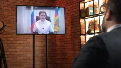 Попова: россияне научились жить в условиях коронавируса