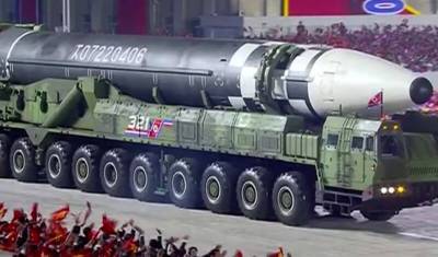 КНДР на параде продемонстрировала «самое мощное оружие в мире»