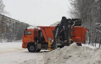 Улицы Ульяновска от снега очищают 90 спецмашин