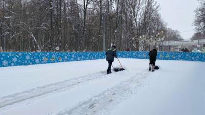 В Рязани от снега чистят катки и хоккейные коробки