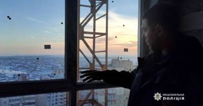 Залез на 22-й этаж и пытался прыгнуть: в Одесской области парня спасли от самоубийства (фото, видео)