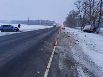В аварии легковушки с грузовиком в Шиловском районе пострадали три человека, в том числе пенсионер и подросток