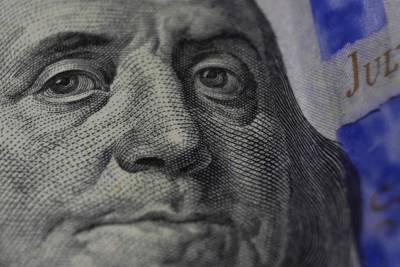 Сбербанк ожидает рубль по 74 за доллар из-за политических опасений